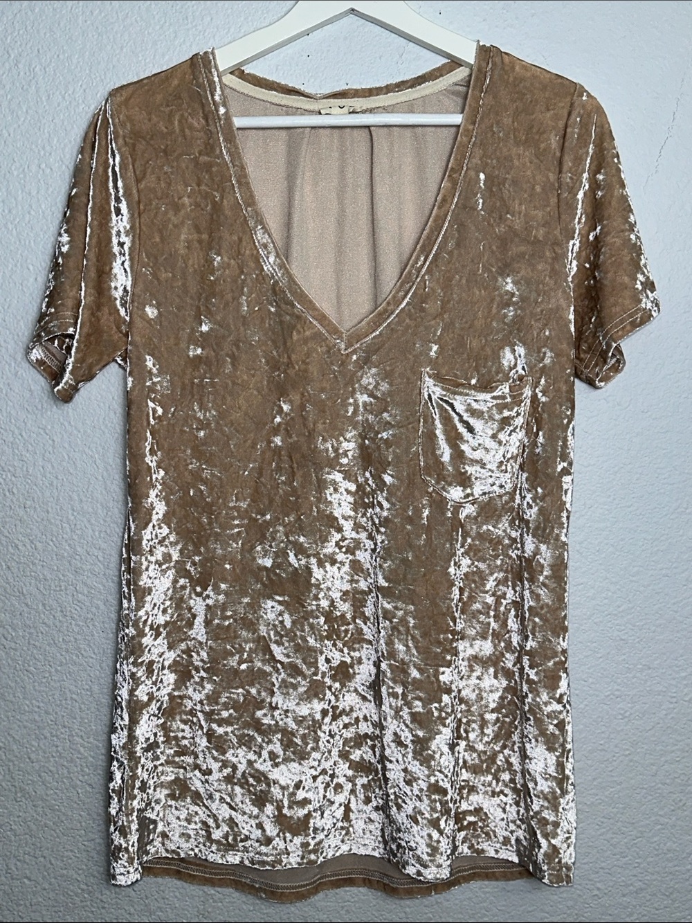 POL Crushed Velvet Top V Neck Pocket Tee Light Pink Short Sleeve Womens Medium